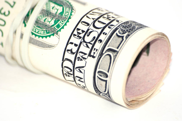 Geld op witte achtergrond close up van dollars opgerold - Foto, afbeelding