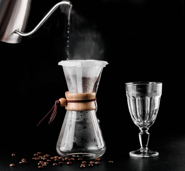 Chemex kahvinkeitin on manuaalinen pour-over tyyli lasi kahvinkeitin. Chemex on kahvinkeitin. Kahvin valmistus
 - Valokuva, kuva