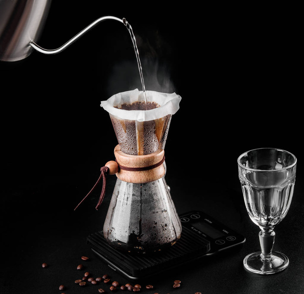 Chemex ekspres do kawy jest ręcznym Pour-Over stylu szkła ekspres do kawy. Chemex to urządzenie do parzenia kawy. Parzenia kawy - Zdjęcie, obraz