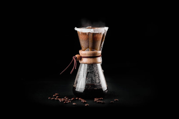 Chemex caffettiera è un manuale pour-over stile caffettiera di vetro. Chemex è un dispositivo per la preparazione del caffè. Preparazione del caffè
 - Foto, immagini