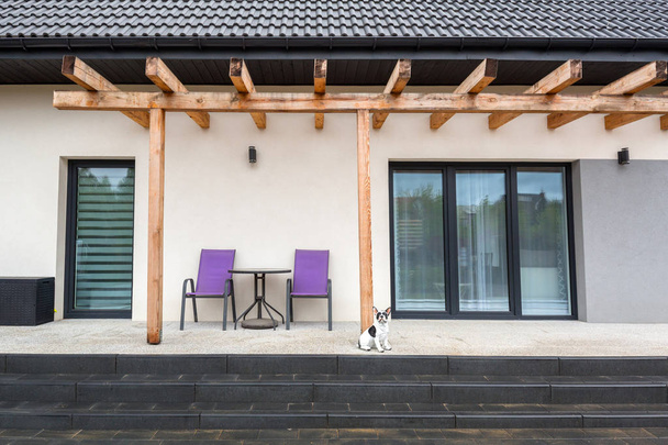 Belle terrasse de jardin avec de nouveaux blocs pavés en béton posé
 - Photo, image