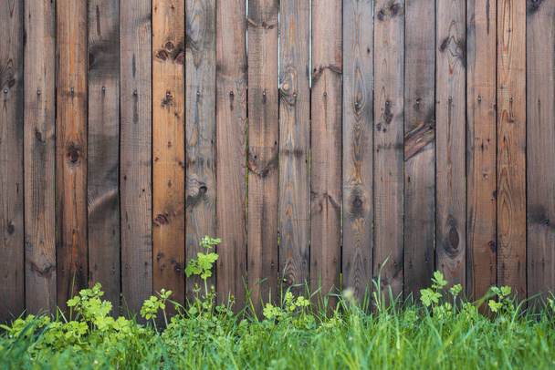 Дерев'яний паркан з травою. Урожай текстури фон
. - Фото, зображення