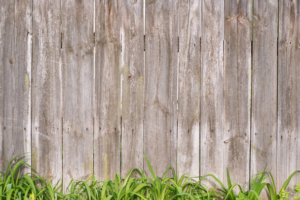 Деревянный забор с травой. Винтажная текстура
. - Фото, изображение