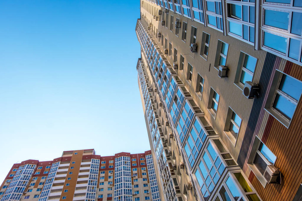 Modernos edificios de apartamentos con cielo azul en Kiev, Ucrania
 - Foto, imagen