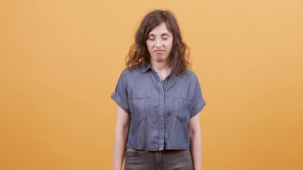 Portret van een jonge vrouw die walging en walging voelt - Video