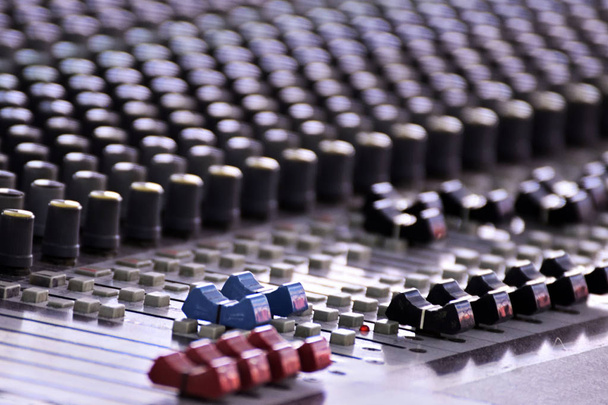Gros plan du mixeur dans un studio mélangeant le son
. - Photo, image
