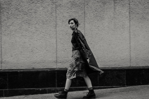 Fashionable hipster girl in the street - Фото, зображення
