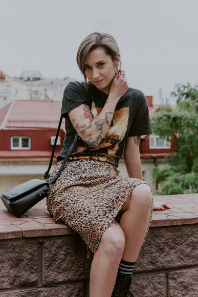 Fashionable hipster girl in the street - Valokuva, kuva