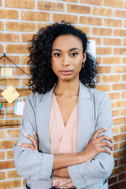 confident african american Casual businesswoman with crossed arms in loft office - Фото, зображення
