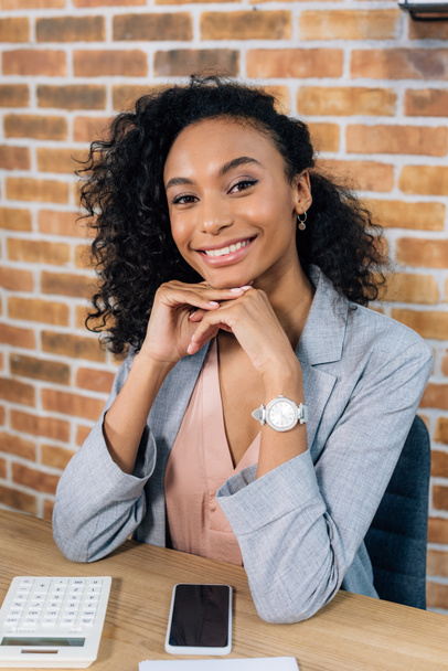 усміхнена афроамериканка Випадкова бізнес-леді підборіддя в офісі лофт
 - Фото, зображення