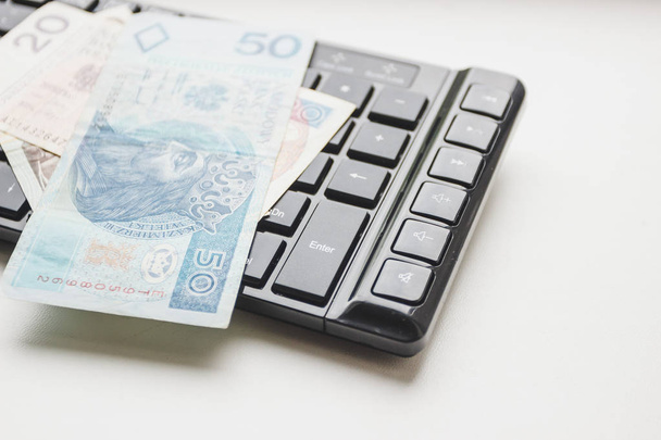 Concepto: Diferentes tipos de dinero y teclado polaco
 - Foto, Imagen