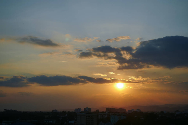 schöner dramatischer Sonnenuntergang über der Skyline der Stadt - Foto, Bild