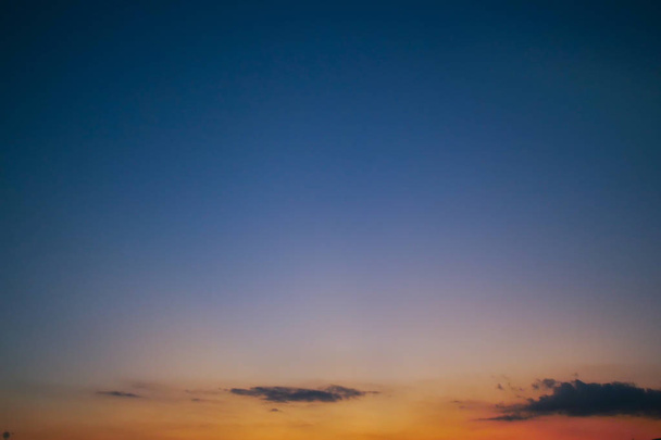カラフルな夕暮れの夕焼け空 - 写真・画像