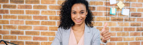 панорамний знімок усміхненої афроамериканської бізнес-леді в офісі лофт
 - Фото, зображення