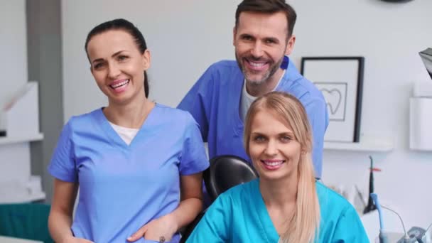 Πορτραίτο τριών χαμογελαστών οδοντιάτρων στην κλινική του οδοντιάτρου. - Πλάνα, βίντεο