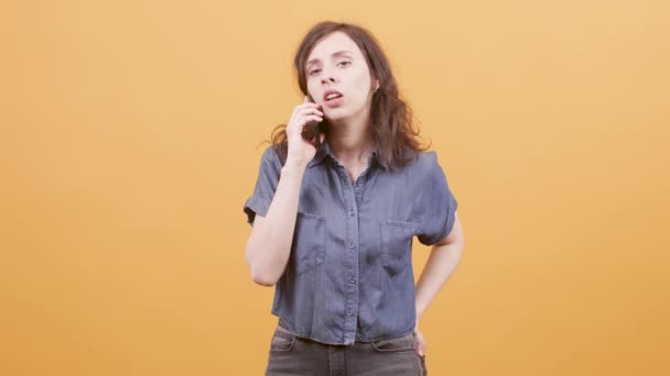 Sebevědomá mladá žena, která mluvila po telefonu - Záběry, video
