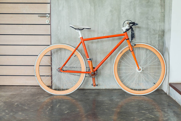 オレンジ色の自転車駐車を飾るモダンなインテリアのリビング ルーム - 写真・画像