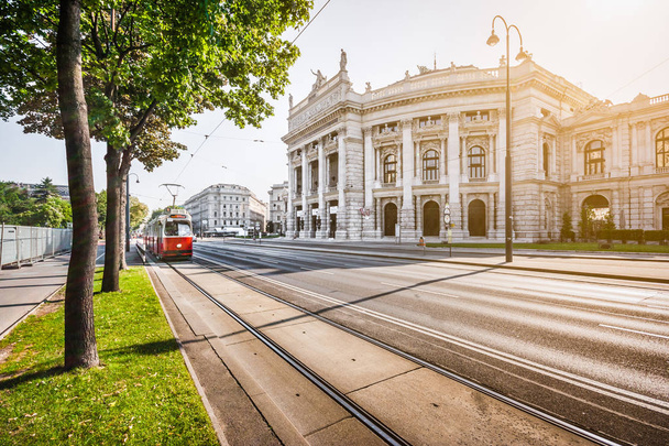 Wiener Ringstrasse con Burgtheater e tram all'alba, Vienna, Austria
 - Foto, immagini