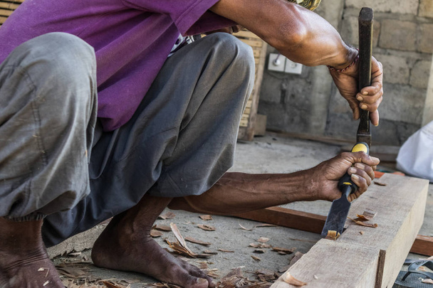 Zbliżenie na rękach Ostrzegaj stolarzowi pracującemu w sklepie tradycyjnym stolarskie ręczne w kraju trzeciego świata. - Zdjęcie, obraz