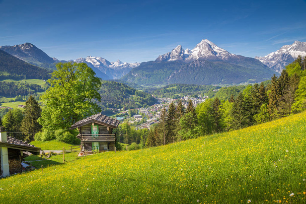 Idilli hegyvidéki táj tradicionális hegyi menedékházával az Alpokban - Fotó, kép