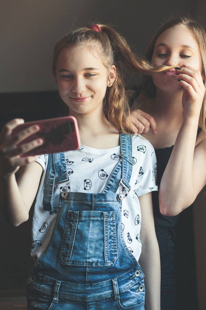 Young women taking selfie, using smartphone camera - Foto, imagen