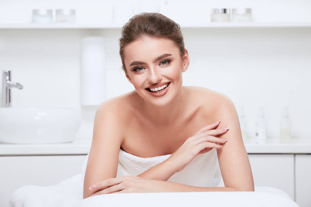 retrato de mujer atractiva joven acostada en el gabinete de spa
  - Foto, imagen