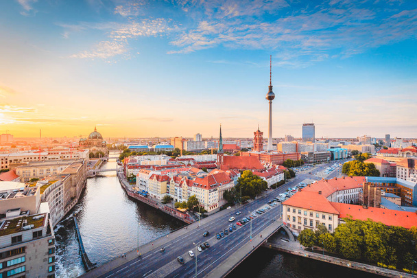 Linha do horizonte de Berlim com o rio Spree ao pôr do sol, Alemanha
 - Foto, Imagem