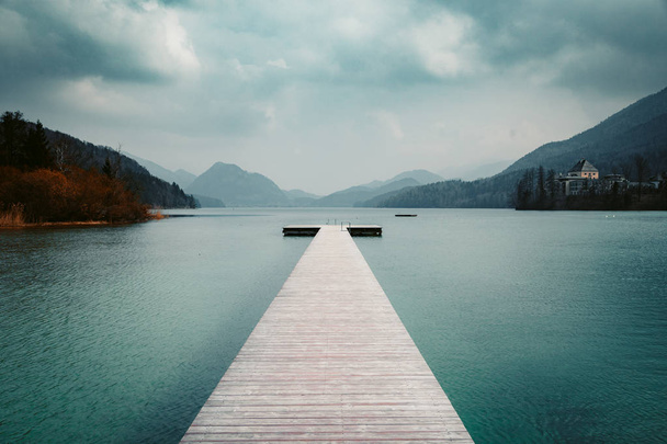 Wooden landing stage with alpine lake in summer - Foto, Imagen