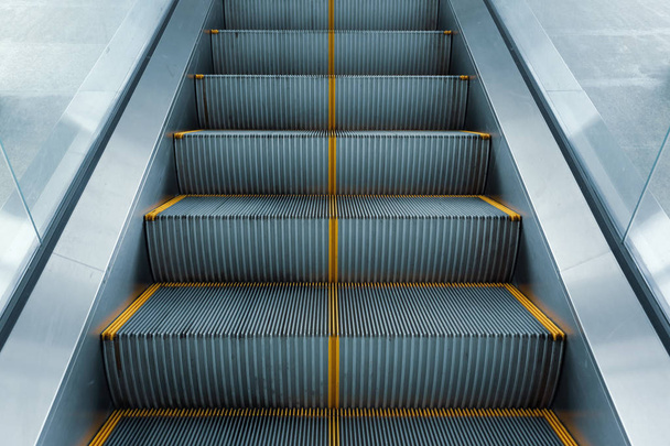 Rolltreppe in modernem Geschäftshaus - Foto, Bild