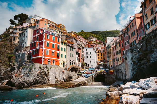 Klasický pohled na Riomaggiore, Cinque Terre, Itálie - Fotografie, Obrázek