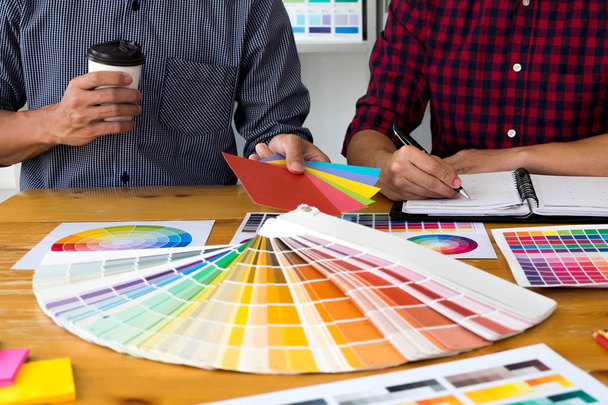 Графические дизайнеры выбирают цвета из образцов цветовых полос для
 - Фото, изображение
