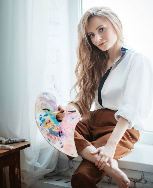Beautiful young artist woman posing in room - Foto, Imagen