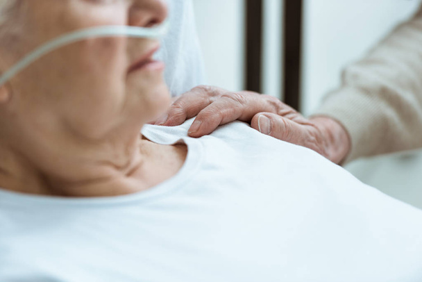 vista parcial de la mujer anciana enferma con el marido en el hospital
 - Foto, Imagen