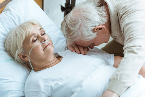 сумний старший чоловік і старша жінка в комі в лікарні
 - Фото, зображення