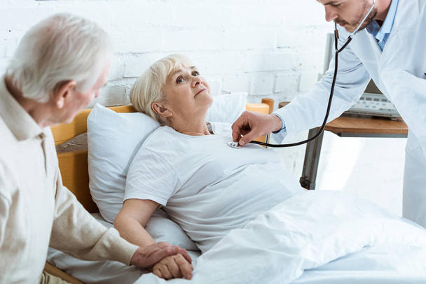 partial view of doctor examining sick patient and senior man - Foto, Imagem