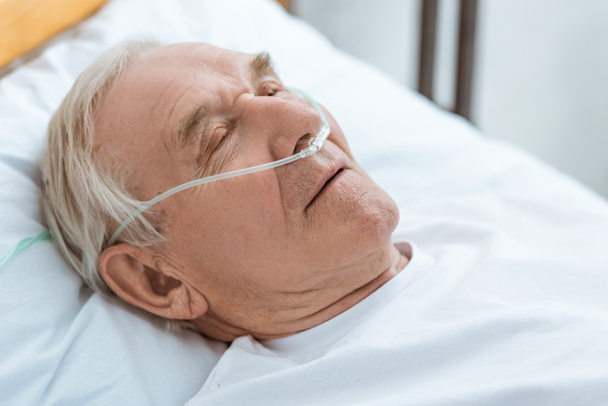 Senior bewusstloser Patient mit Nasenkanüle im Krankenhaus - Foto, Bild