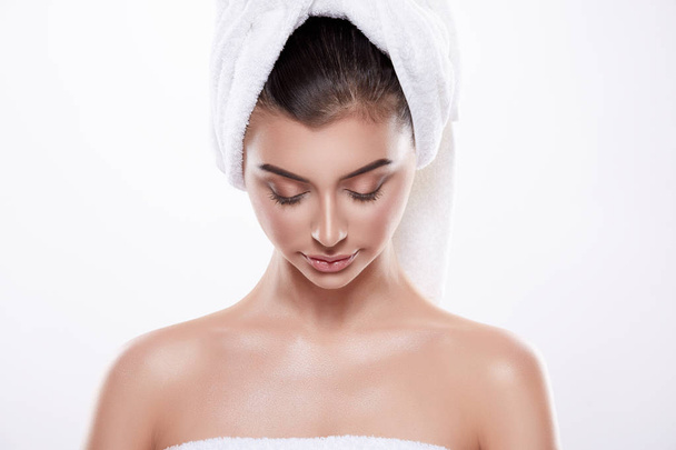 портрет молодой красивой женщины с белым полотенцем на голове и обнаженным макияжем
 - Фото, изображение