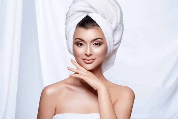 Porträt einer jungen schönen Frau mit weißem Handtuch auf dem Kopf und nacktem Make-up - Foto, Bild