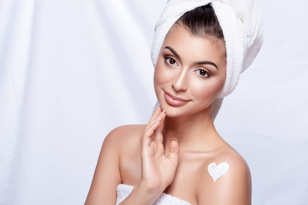 Portret młodej pięknej kobiety z białym ręcznikiem na głowie i nago makijaż - Zdjęcie, obraz
