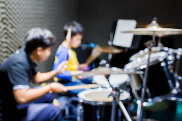 handen van leraar met houten drumsticks begeleiden jongen in Drum Lear - Foto, afbeelding
