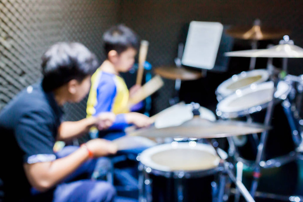 handen van leraar met houten drumsticks begeleiden jongen in Drum Lear - Foto, afbeelding