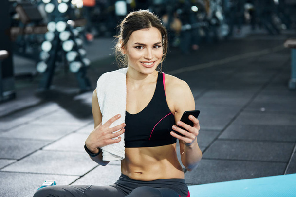 sportswoman taking selfie on smartphone in gym - Foto, Imagem