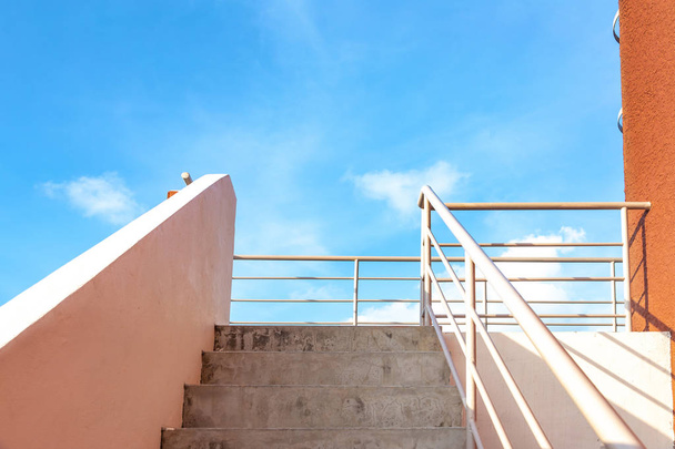 schody k nebi na vysoké stavbě  - Fotografie, Obrázek