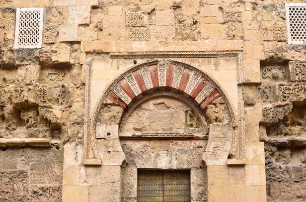 Puerta y fachada de Visires o San Esteban, fachada morisca del
  - Foto, Imagen
