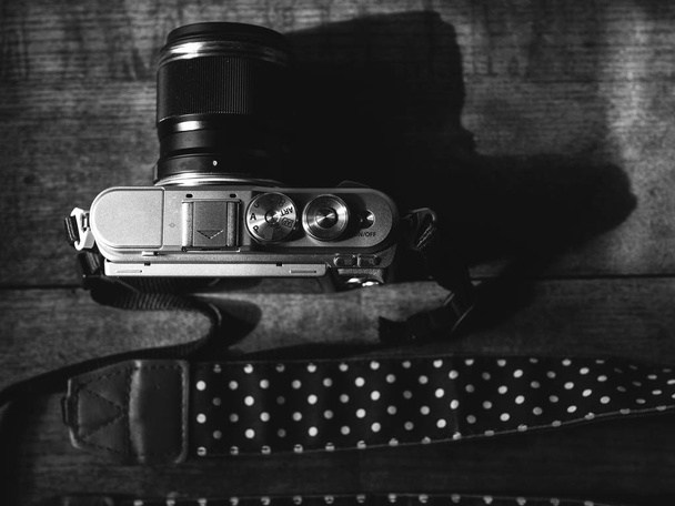 ahşap arka planda vintage görünümlü kamera - Fotoğraf, Görsel
