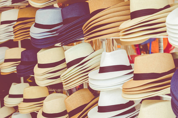 кілька солом'яних капелюхів на блошиному ринку
 - Фото, зображення