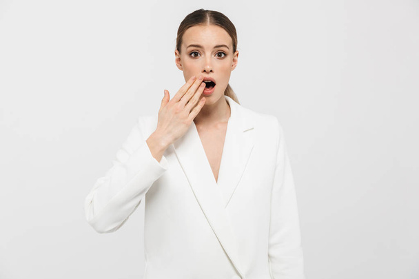 Shocked confused woman posing isolated over white wall background. - Foto, Imagem