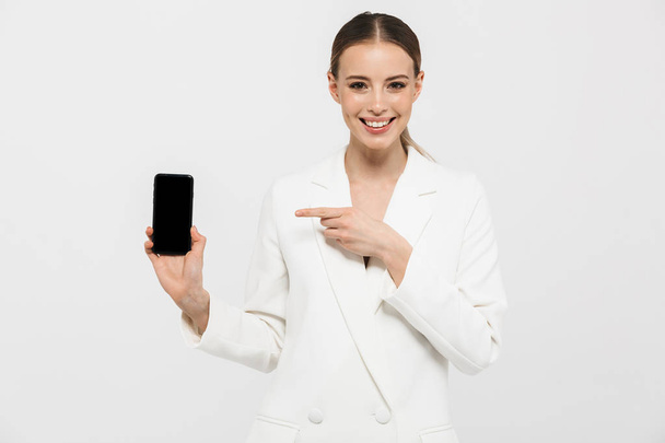 Φωτογραφία του μελαχρινή επιχειρηματίας 20s φορώντας κομψό σακάκι ερασιτεχν - Φωτογραφία, εικόνα