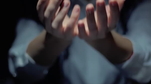 Las manos muestran holograma redondo Cumplimiento
 - Metraje, vídeo