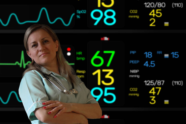 Kobieta lekarz lub pielęgniarka pobyt w mundurze stetoskop i patrzy na aparat uśmiechnięty. Elektrokardiogram Screen monitor cicho niewyraźne na tle - Zdjęcie, obraz